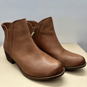 Lucky brand. Ankle boots. Woman. Size 7.